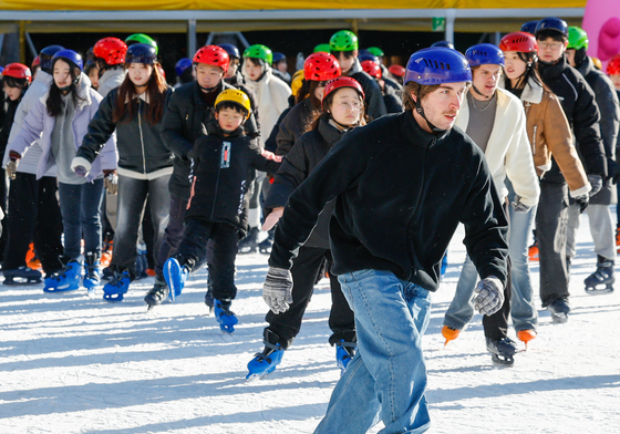 서울광장 스케이트장 인파