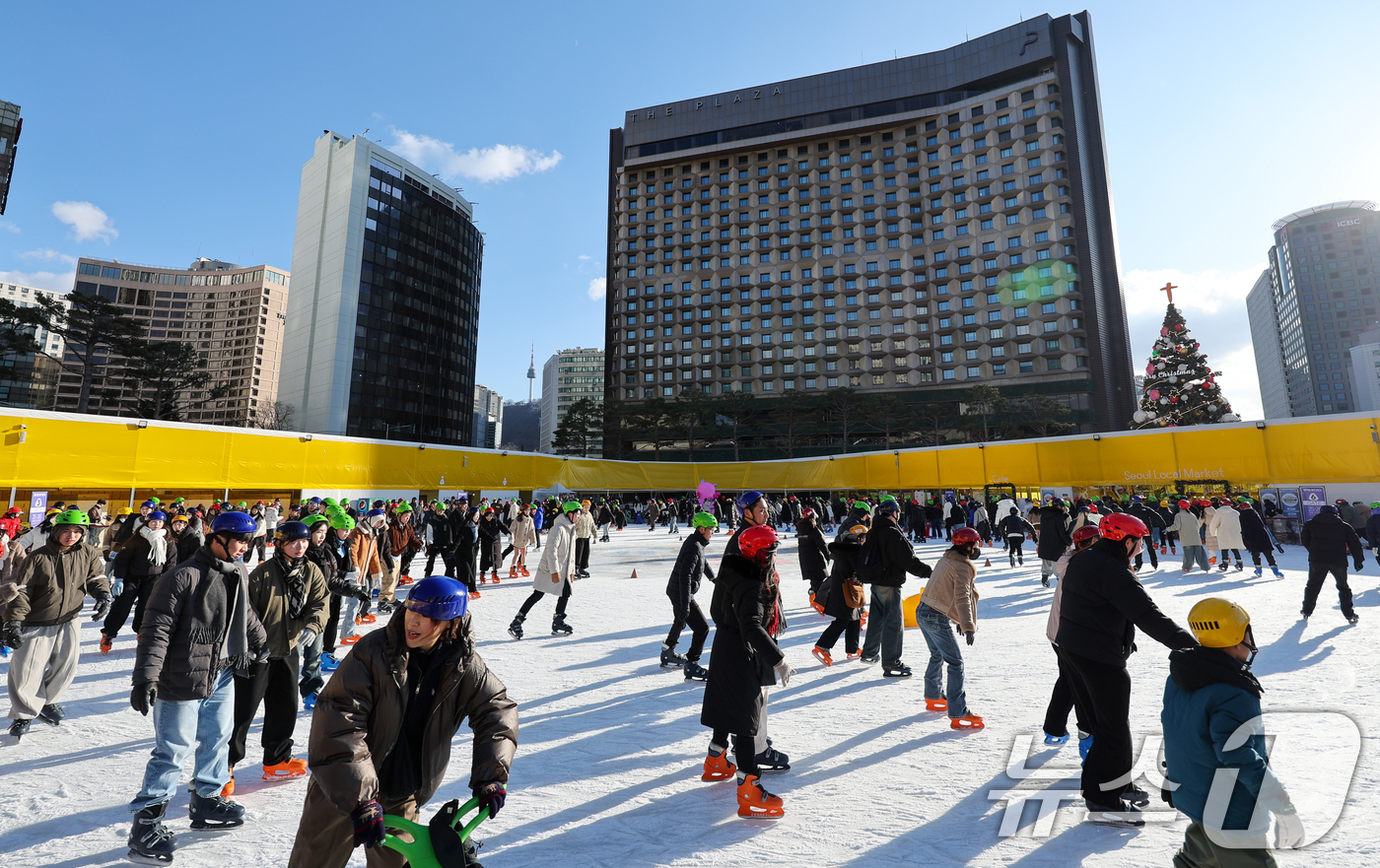 (서울=뉴스1) 안은나 기자 = 크리스마스인 25일 서울광장 스케이트장을 찾은 시민들과 관광객들이 즐거운 시간을 보내고 있다. 2025.12.25/뉴스1