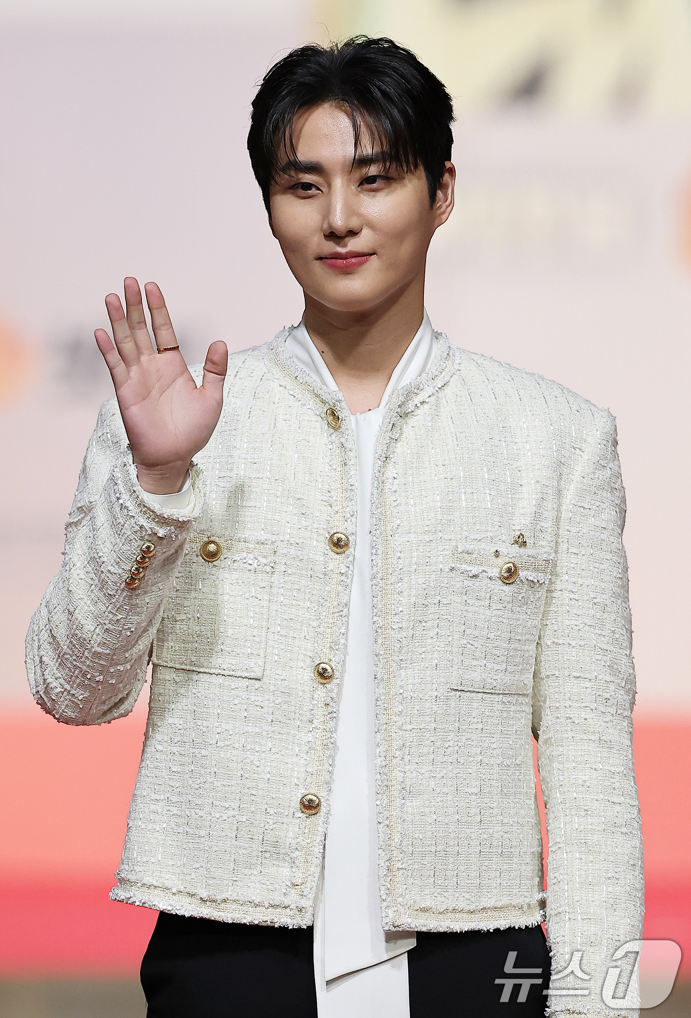 (인천=뉴스1) 김진환 기자 = 데이식스의 영케이가 25일 인천 영종도 인스파이어에서 열린 ‘2025 SBS 가요대전' 레드카펫 행사에 참석해 포즈를 취하고 있다. 2025.12. …