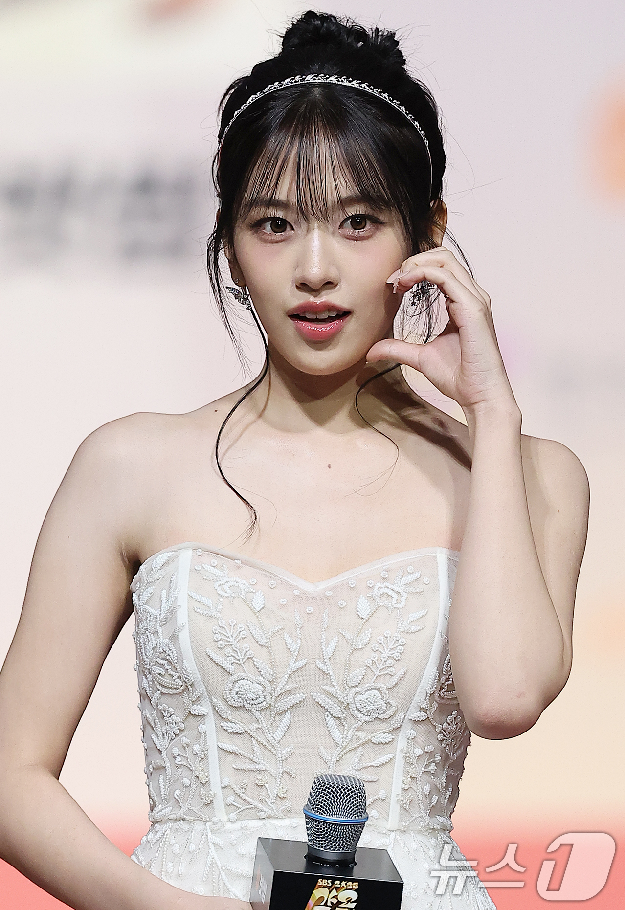 (인천=뉴스1) 김진환 기자 = 걸그룹 아이브의 안유진이 25일 인천 영종도 인스파이어에서 열린 ‘2025 SBS 가요대전' 레드카펫 행사에 참석해 포즈를 취하고 있다. 2025. …