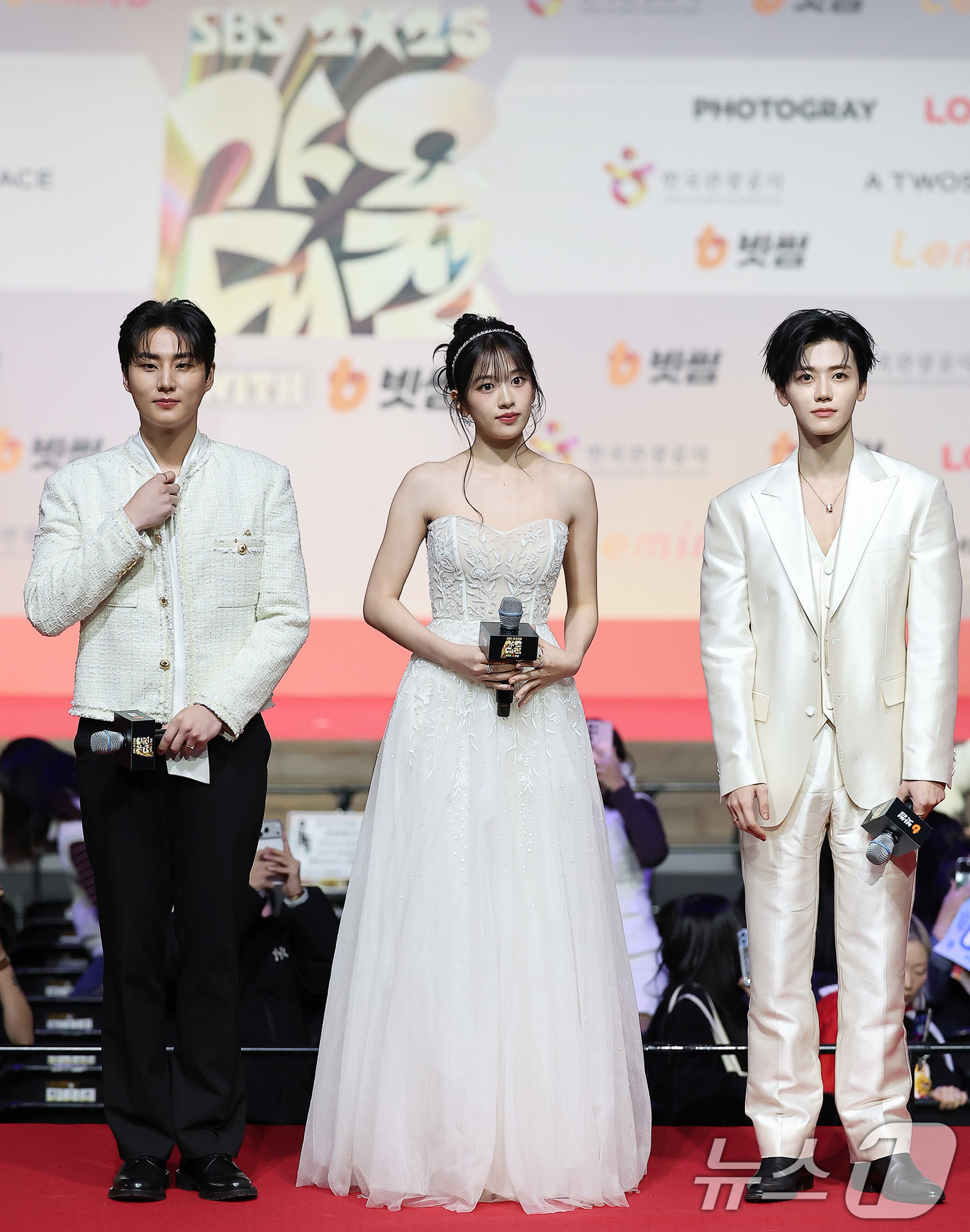 (인천=뉴스1) 김진환 기자 = 데이식스의 영케이(왼쪽부터), 아이브 장원영, NCT DREAM 재민이 25일 인천 영종도 인스파이어에서 열린 ‘2025 SBS 가요대전' 레드카펫 …