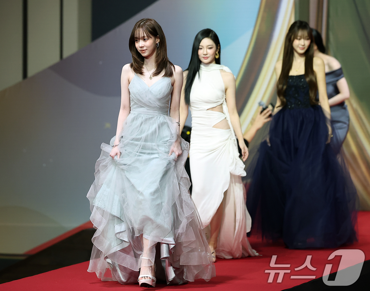 (인천=뉴스1) 김진환 기자 = 걸그룹 에스파의 윈터를 비롯한 멤버들이 25일 인천 영종도 인스파이어에서 열린 ‘2025 SBS 가요대전' 레드카펫 행사에 참석하고 있다. 2025 …