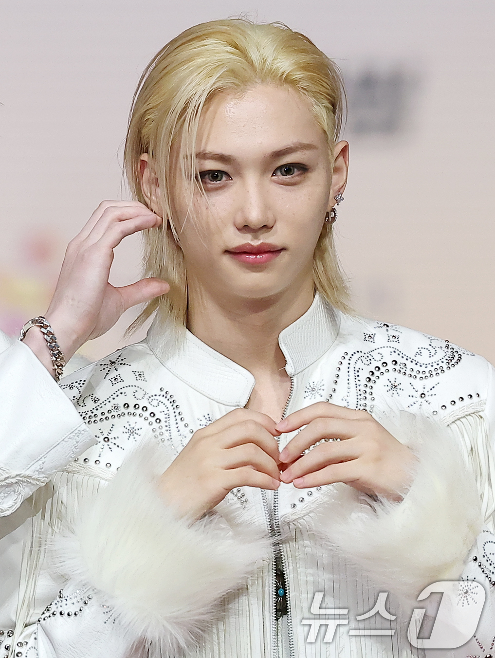 (인천=뉴스1) 김진환 기자 = 스트레이키즈의 필릭스가 25일 인천 영종도 인스파이어에서 열린 ‘2025 SBS 가요대전' 레드카펫 행사에 참석해 포즈를 취하고 있다. 2025.1 …