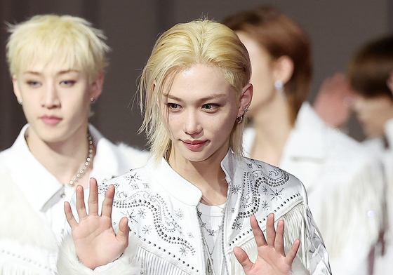 스트레이키즈 필릭스, 팬들 향해 멋진 손인사