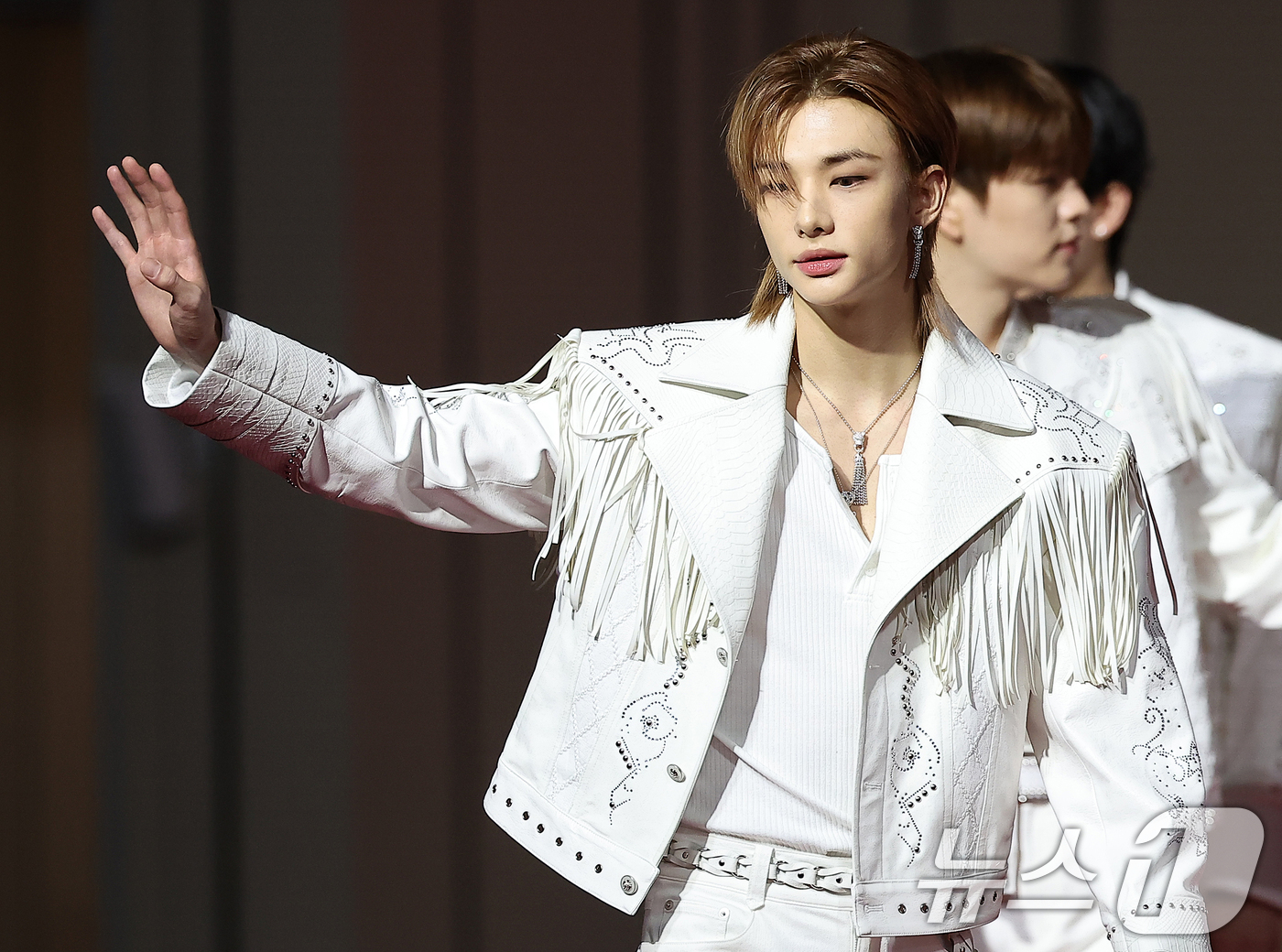 (인천=뉴스1) 김진환 기자 = 스트레이키즈의 현진이 25일 인천 영종도 인스파이어에서 열린 ‘2025 SBS 가요대전' 레드카펫 행사에 참석해 포즈를 취하고 있다. 2025.12 …