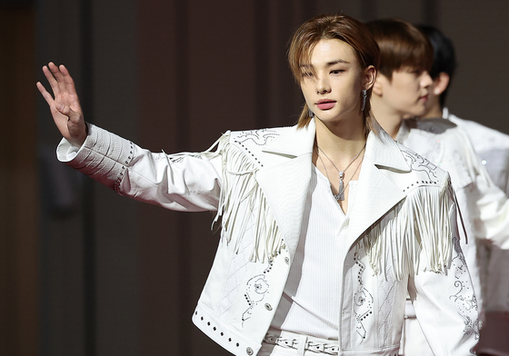 스트레이키즈 현진, 팬들 향해 멋진 손인사