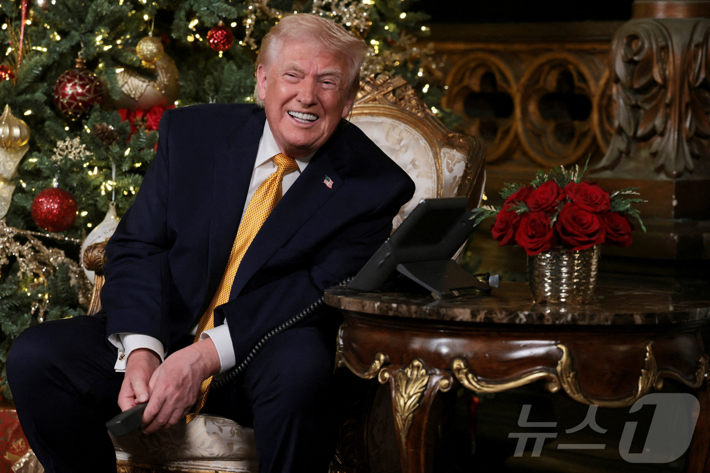 (팜비치 로이터=뉴스1) 강민경 기자 = 도널드 트럼프 미국 대통령이 24일(현지시간) 플로리다주 마러라고 리조트에서 북미항공우주방위사령부(NORAD)의 '산타 추적' 전화 행사에 …