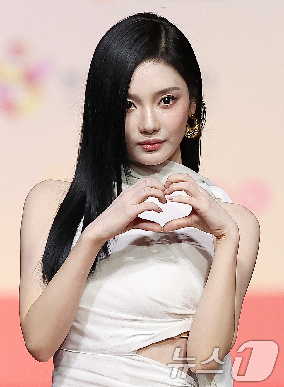 (인천=뉴스1) 김진환 기자 = 걸그룹 에스파의 닝닝이 25일 인천 영종도 인스파이어에서 열린 ‘2025 SBS 가요대전' 레드카펫 행사에 참석해 포즈를 취하고 있다. 2025.1 …