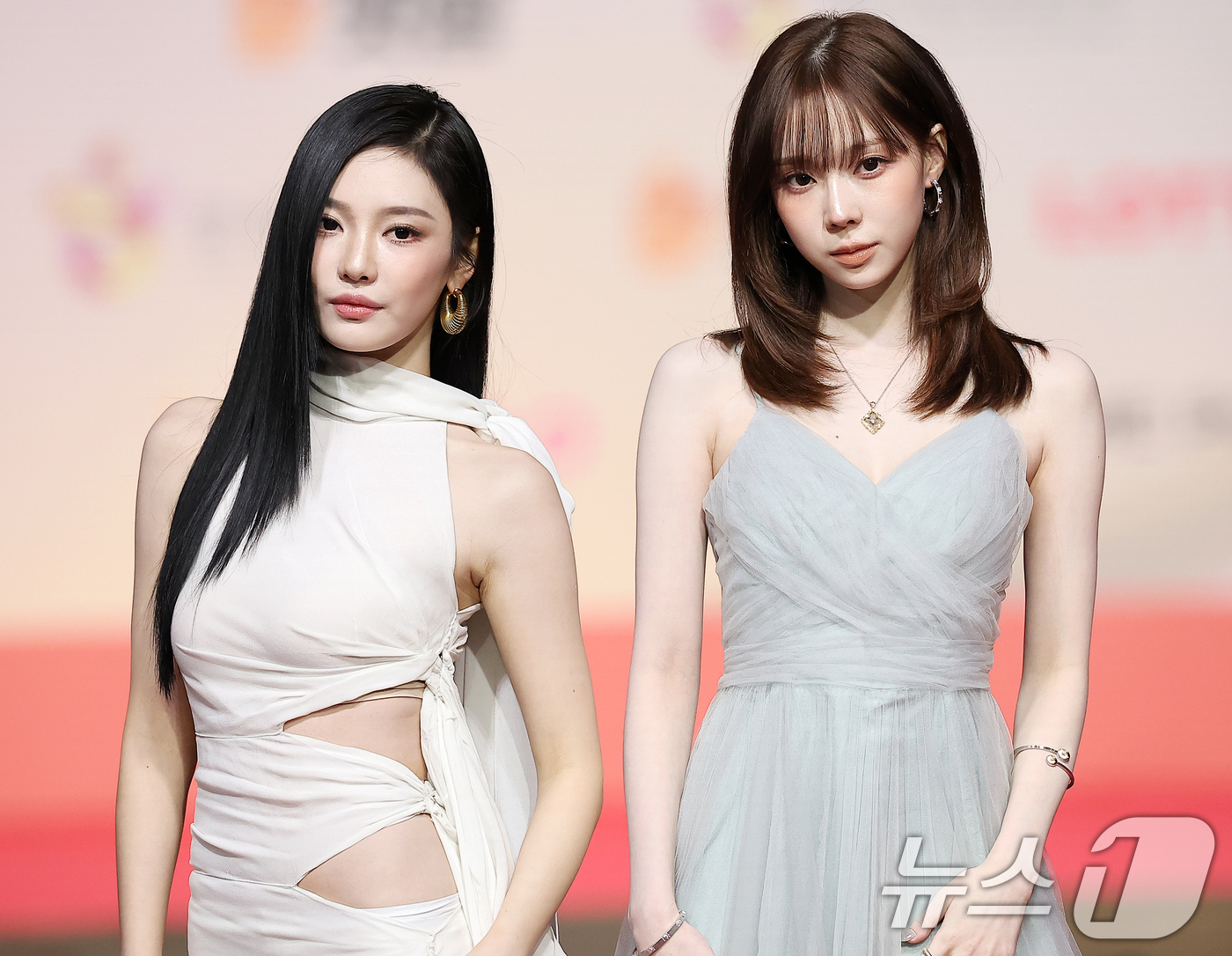 (인천=뉴스1) 김진환 기자 = 걸그룹 에스파의 닝닝과 윈터가 25일 인천 영종도 인스파이어에서 열린 ‘2025 SBS 가요대전' 레드카펫 행사에 참석해 포즈를 취하고 있다. 20 …