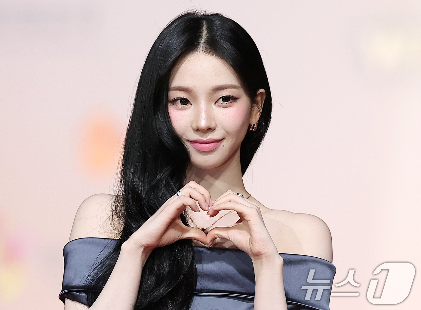 (인천=뉴스1) 김진환 기자 = 걸그룹 에스파의 카리나가 25일 인천 영종도 인스파이어에서 열린 ‘2025 SBS 가요대전' 레드카펫 행사에 참석해 포즈를 취하고 있다. 2025. …