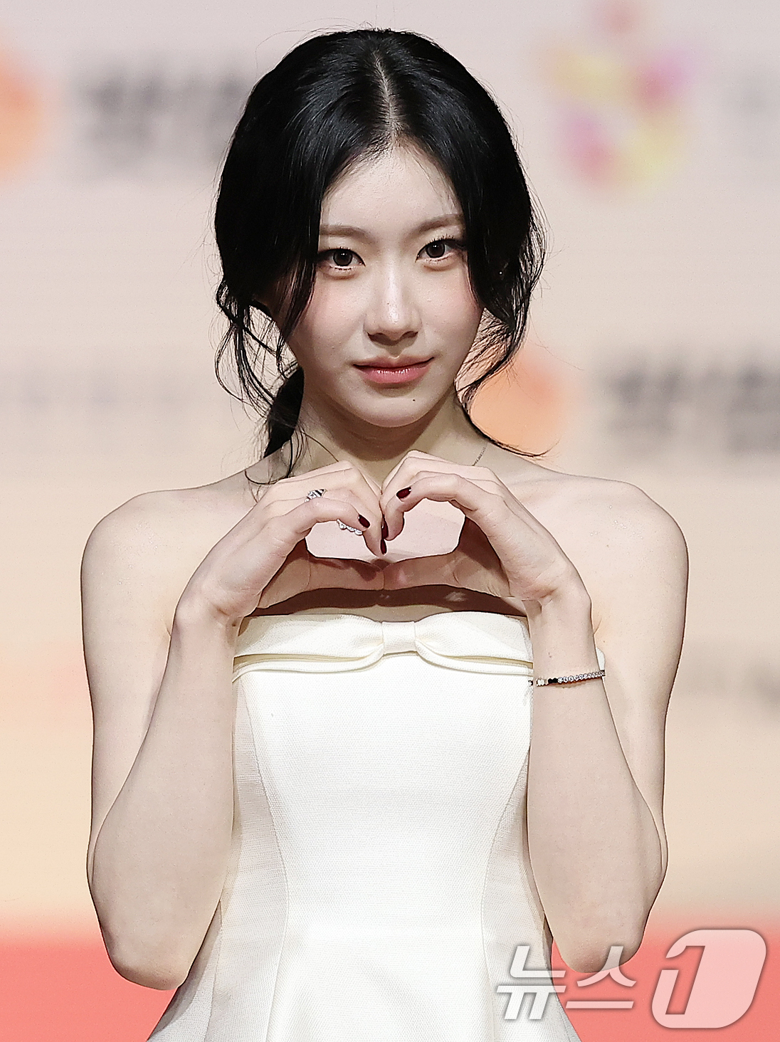 (인천=뉴스1) 김진환 기자 = 걸그룹 있지(ITZY)의 채령이 25일 인천 영종도 인스파이어에서 열린 ‘2025 SBS 가요대전' 레드카펫 행사에 참석해 포즈를 취하고 있다. 2 …