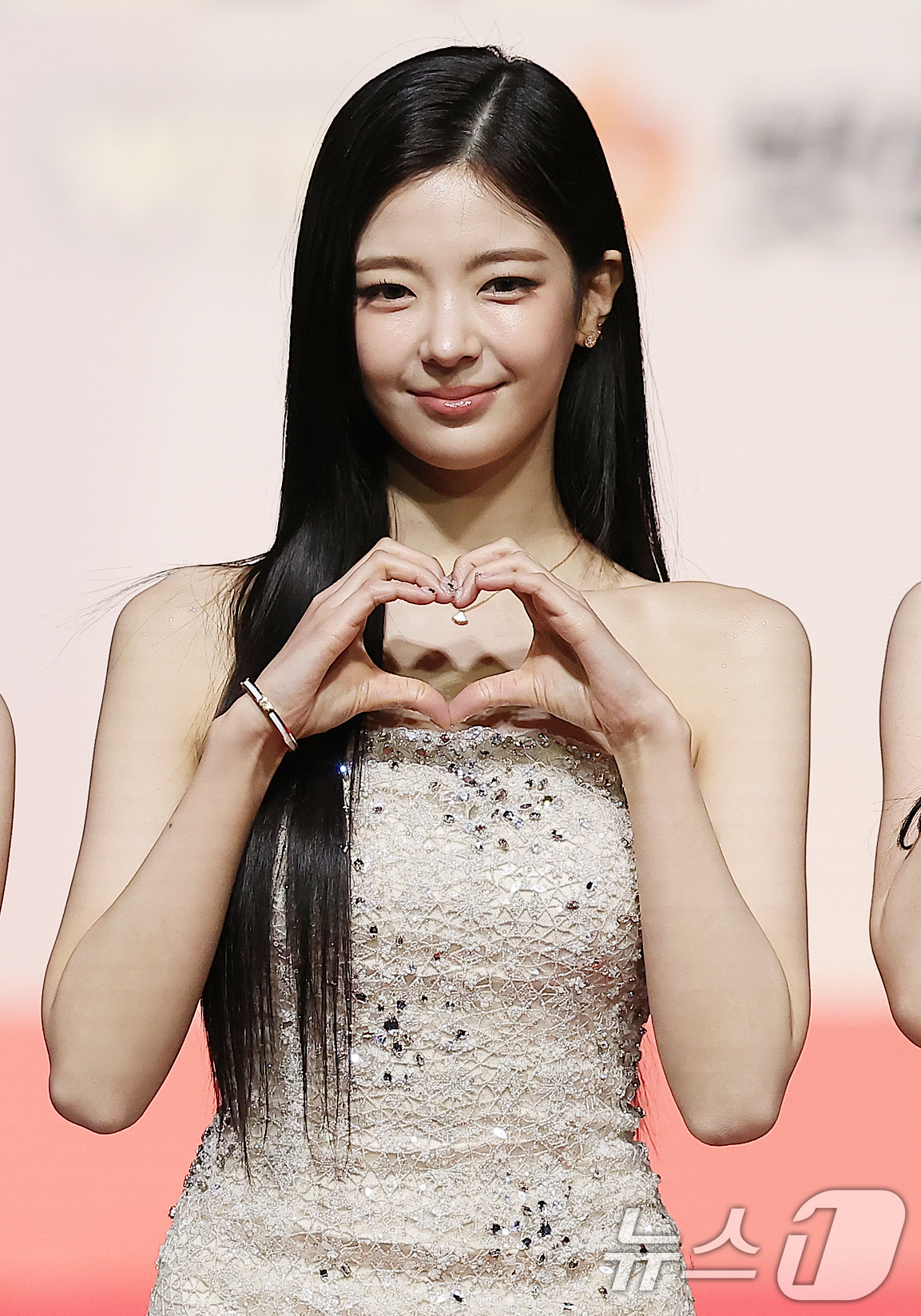 (인천=뉴스1) 김진환 기자 = 걸그룹 있지(ITZY)의 리아가 25일 인천 영종도 인스파이어에서 열린 ‘2025 SBS 가요대전' 레드카펫 행사에 참석해 포즈를 취하고 있다. 2 …