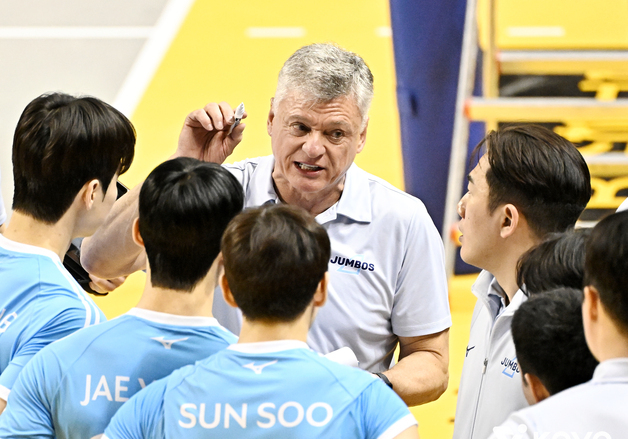 '정지석 부상 이탈' 선두 대한항공, KB에 1-3 역전패