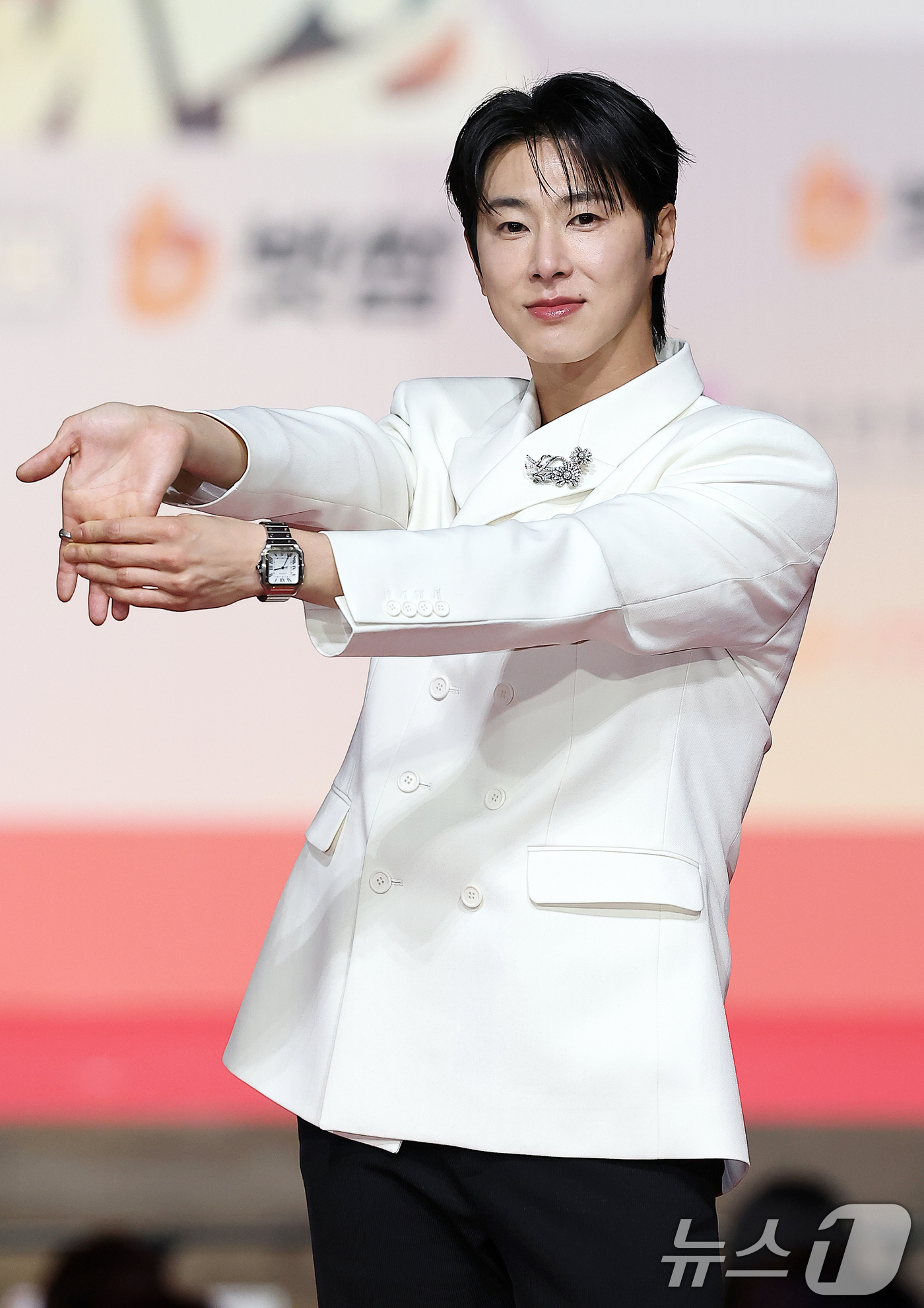 (인천=뉴스1) 김진환 기자 = 동방신기 유노윤호가 25일 인천 영종도 인스파이어에서 열린 ‘2025 SBS 가요대전' 레드카펫 행사에 참석해 포즈를 취하고 있다. 2025.12. …