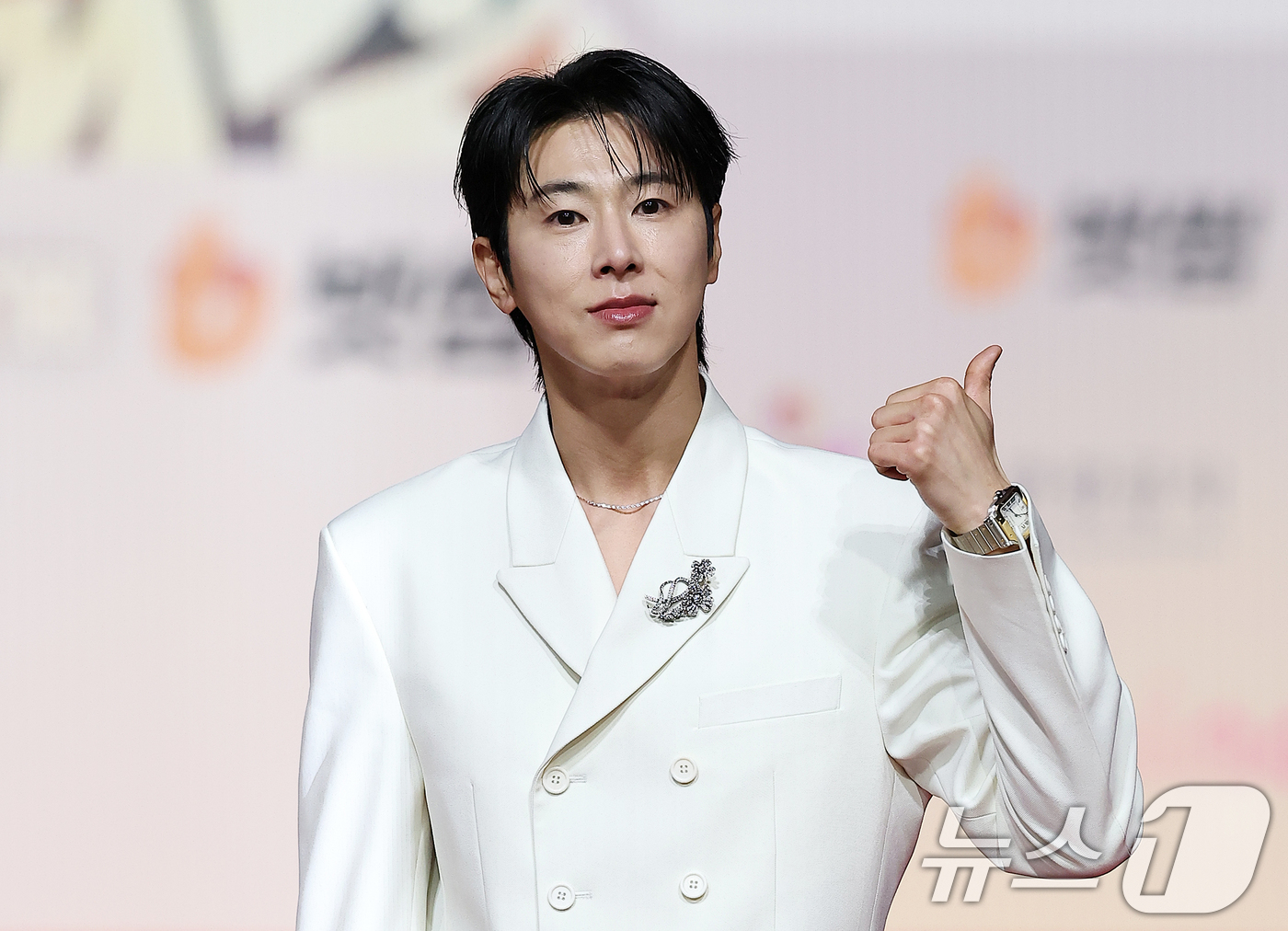 (인천=뉴스1) 김진환 기자 = 동방신기 유노윤호가 25일 인천 영종도 인스파이어에서 열린 ‘2025 SBS 가요대전' 레드카펫 행사에 참석해 포즈를 취하고 있다. 2025.12. …