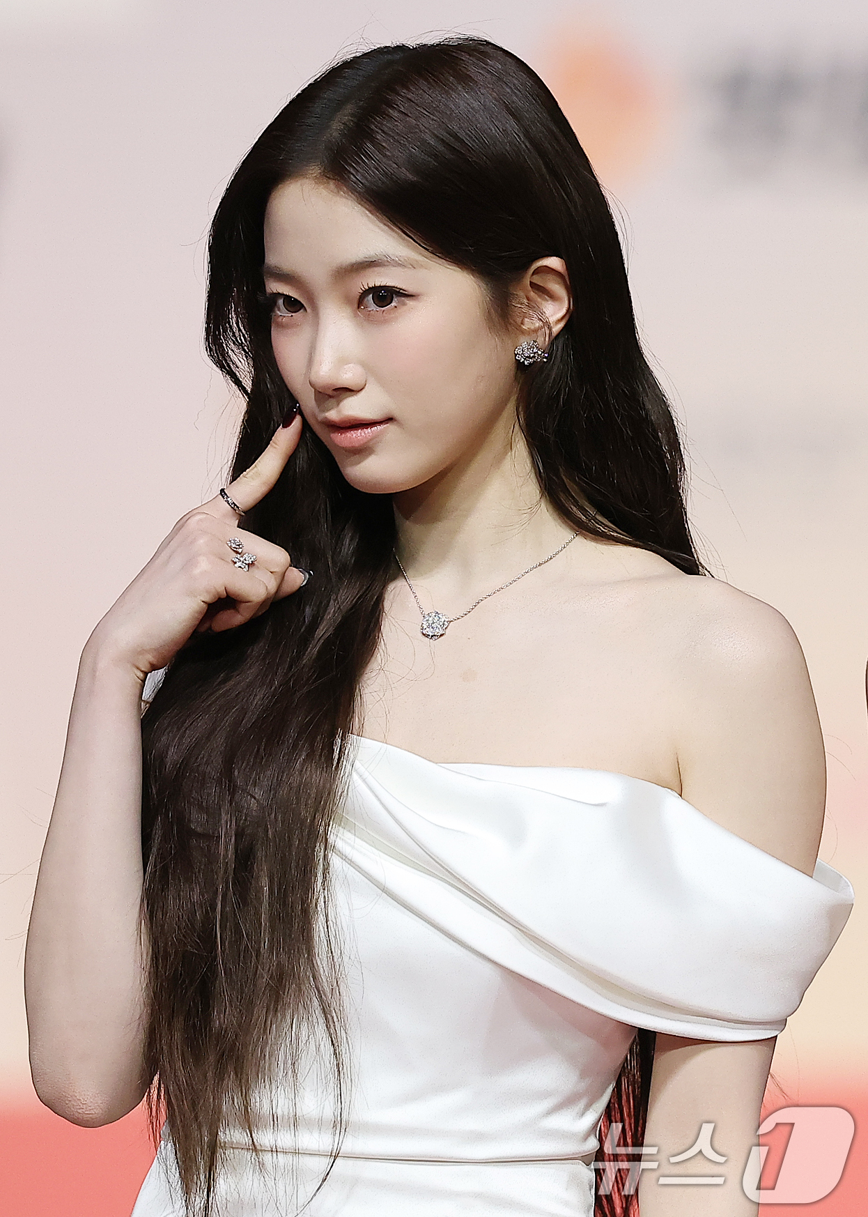 (인천=뉴스1) 김진환 기자 = 걸그룹 르세라핌의 카즈하가 25일 인천 영종도 인스파이어에서 열린 ‘2025 SBS 가요대전' 레드카펫 행사에 참석해 포즈를 취하고 있다. 2025 …