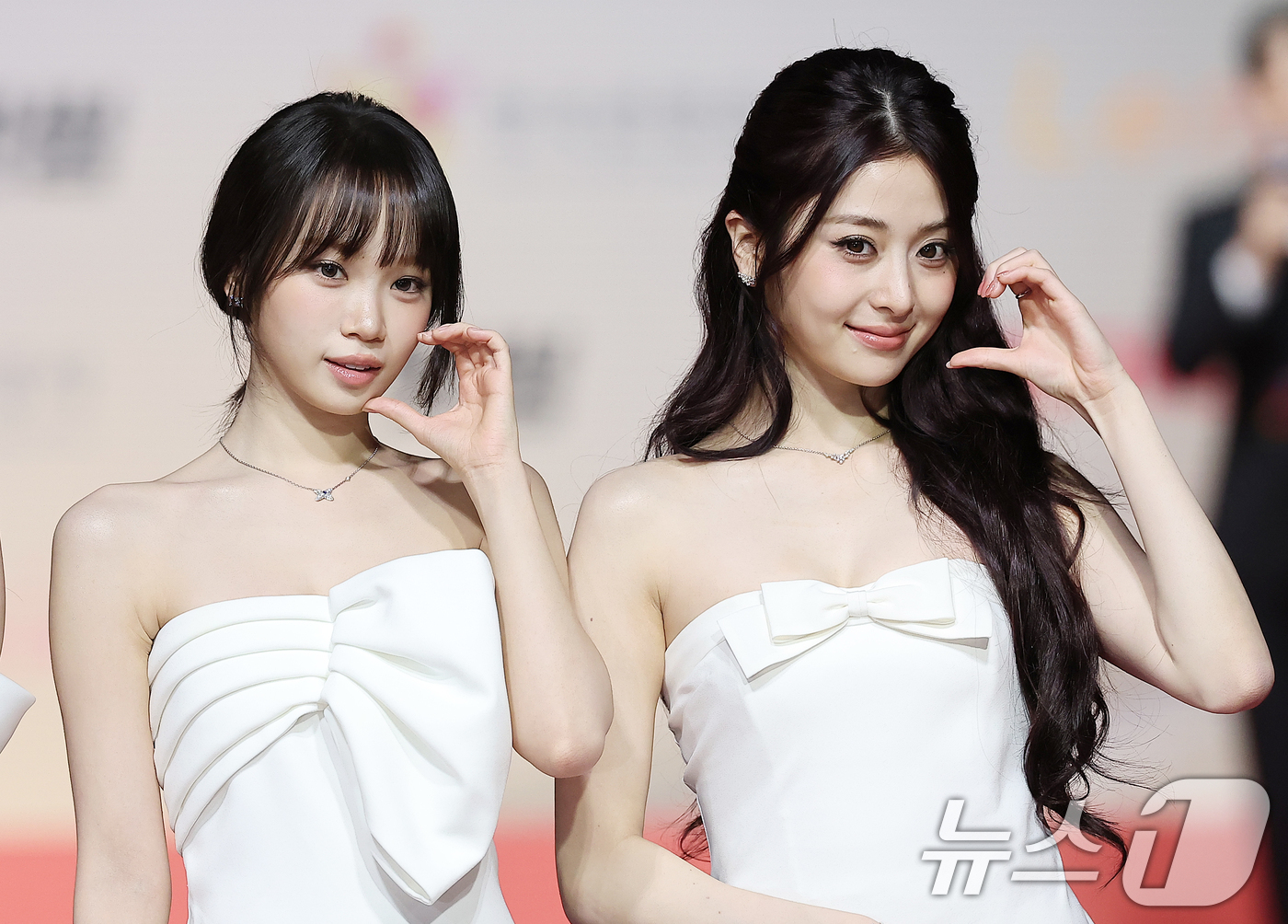 (인천=뉴스1) 김진환 기자 = 걸그룹 르세라핌의 김채원과 허윤진이 25일 인천 영종도 인스파이어에서 열린 ‘2025 SBS 가요대전' 레드카펫 행사에 참석해 포즈를 취하고 있다. …