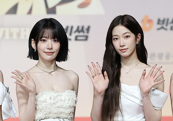 르세라핌 사쿠라·카즈하, 여신 옆에 여신