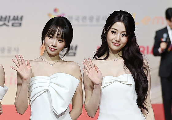 르세라핌 김채원·허윤진, 사랑스러운 손인사