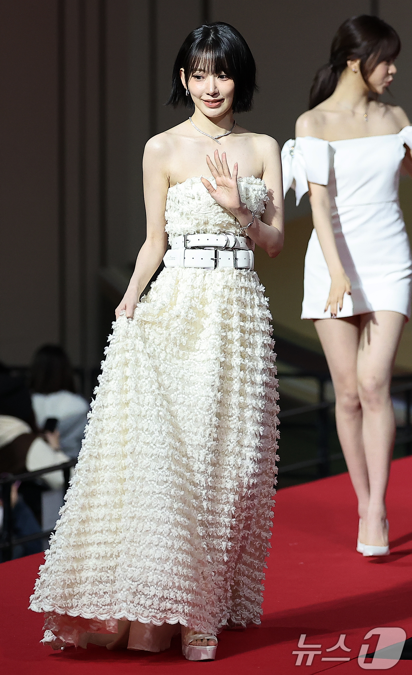 (인천=뉴스1) 김진환 기자 = 걸그룹 르세라핌의 사쿠라가 25일 인천 영종도 인스파이어에서 열린 ‘2025 SBS 가요대전' 레드카펫 행사에 참석해 포즈를 취하고 있다. 2025 …