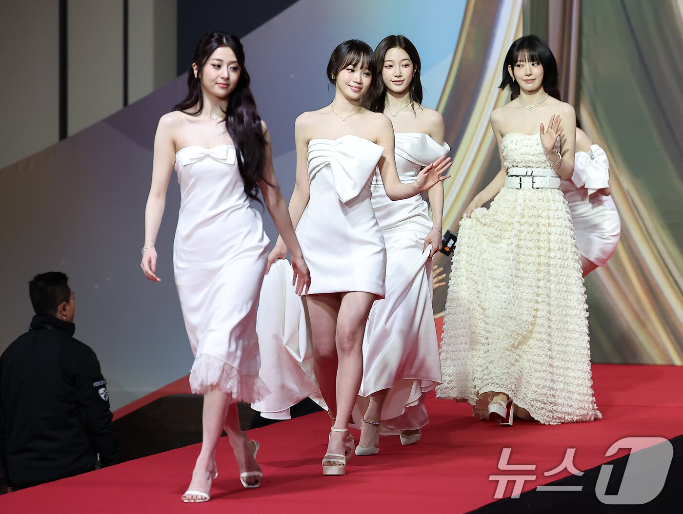 본문 이미지 - 걸그룹 르세라핌이 25일 인천 영종도 인스파이어에서 열린 ‘2025 SBS 가요대전' 레드카펫 행사에 참석하고 있다. 2025.12.25 ⓒ 뉴스1 김진환 기자