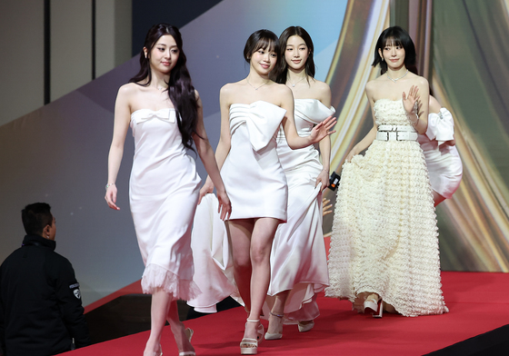 레드카펫 밟는 르세라핌