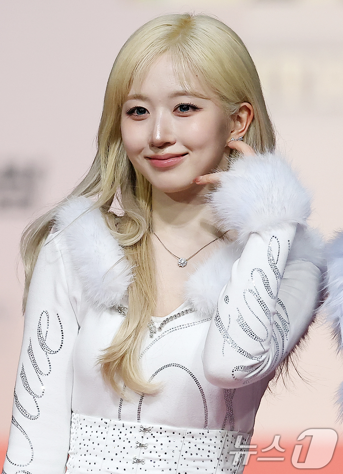 (인천=뉴스1) 김진환 기자 = 걸그룹 엔믹스의 해원이 25일 인천 영종도 인스파이어에서 열린 ‘2025 SBS 가요대전' 레드카펫 행사에 참석해 포즈를 취하고 있다. 2025.1 …