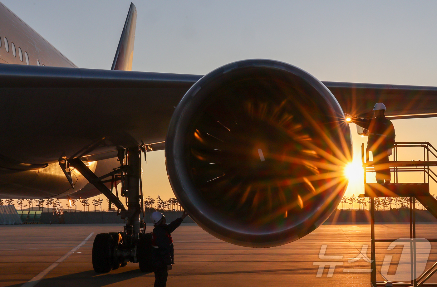 (인천=뉴스1) 안은나 기자 = 인천 중구 인천국제공항 아시아나항공 제2격납고에서 이준희(왼쪽), 김영균 항공기 정비사가 아시아나 여객기 엔진을 점검하고 있다.올해부터 12월 29 …