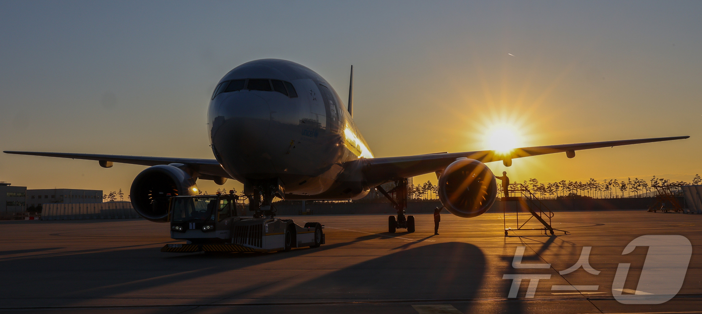 (인천=뉴스1) 안은나 기자 = 인천 중구 인천국제공항 아시아나항공 제2격납고에서 이준희(왼쪽), 김영균 항공기 정비사가 아시아나 여객기 엔진을 점검하고 있다.올해부터 12월 29 …