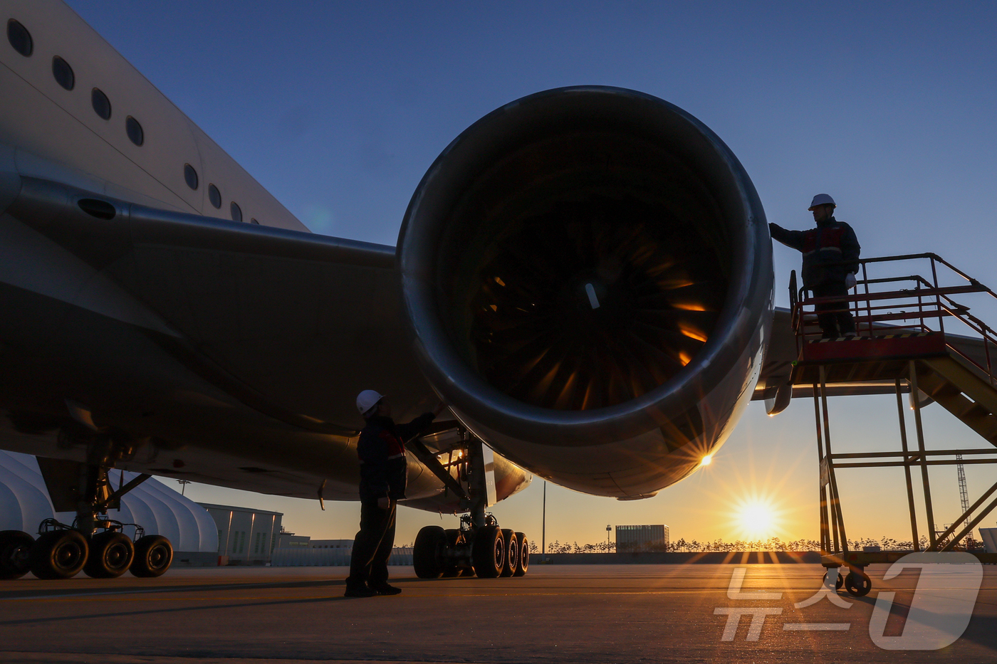 (인천=뉴스1) 안은나 기자 = 인천 중구 인천국제공항 아시아나항공 제2격납고에서 이준희(왼쪽), 김영균 항공기 정비사가 아시아나 여객기 엔진을 점검하고 있다.올해부터 12월 29 …