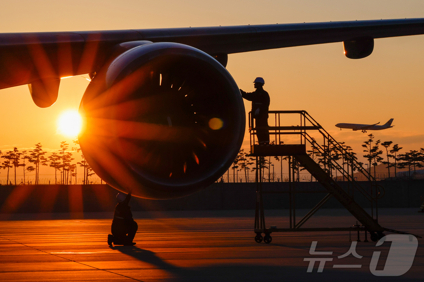 (인천=뉴스1) 안은나 기자 = 인천 중구 인천국제공항 아시아나항공 제2격납고에서 이준희(왼쪽), 김영균 항공기 정비사가 아시아나 여객기 엔진을 점검하고 있다.올해부터 12월 29 …