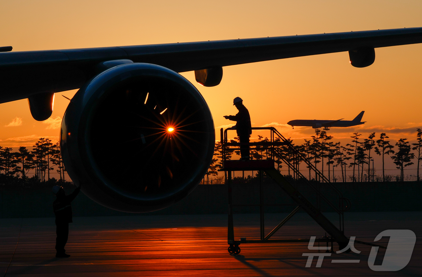 (인천=뉴스1) 안은나 기자 = 인천 중구 인천국제공항 아시아나항공 제2격납고에서 이준희(왼쪽), 김영균 항공기 정비사가 아시아나 여객기 엔진을 점검하고 있다.올해부터 12월 29 …