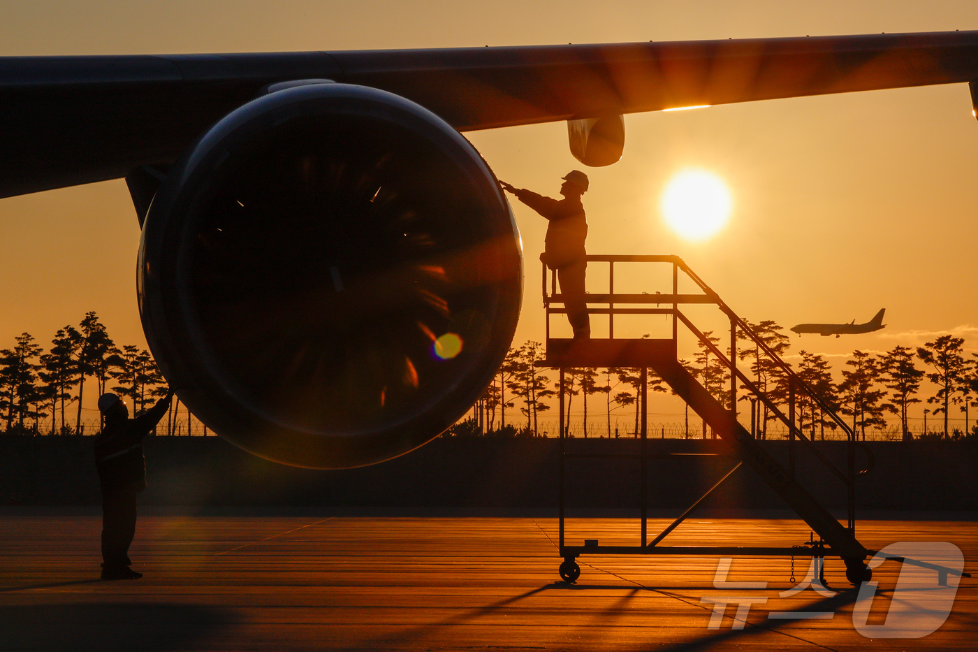 (인천=뉴스1) 안은나 기자 = 인천 중구 인천국제공항 아시아나항공 제2격납고에서 이준희(왼쪽), 김영균 항공기 정비사가 아시아나 여객기 엔진을 점검하고 있다.올해부터 12월 29 …