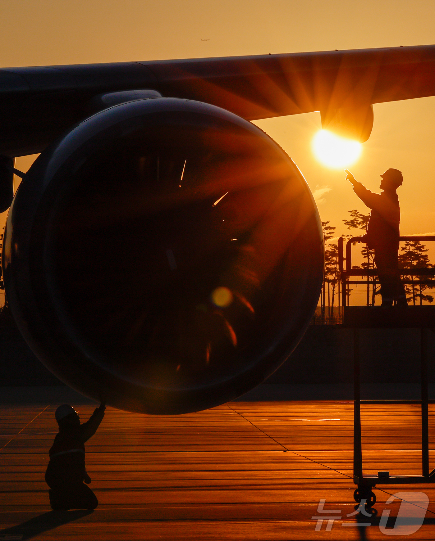 (인천=뉴스1) 안은나 기자 = 인천 중구 인천국제공항 아시아나항공 제2격납고에서 이준희(왼쪽), 김영균 항공기 정비사가 아시아나 여객기 엔진을 점검하고 있다.올해부터 12월 29 …