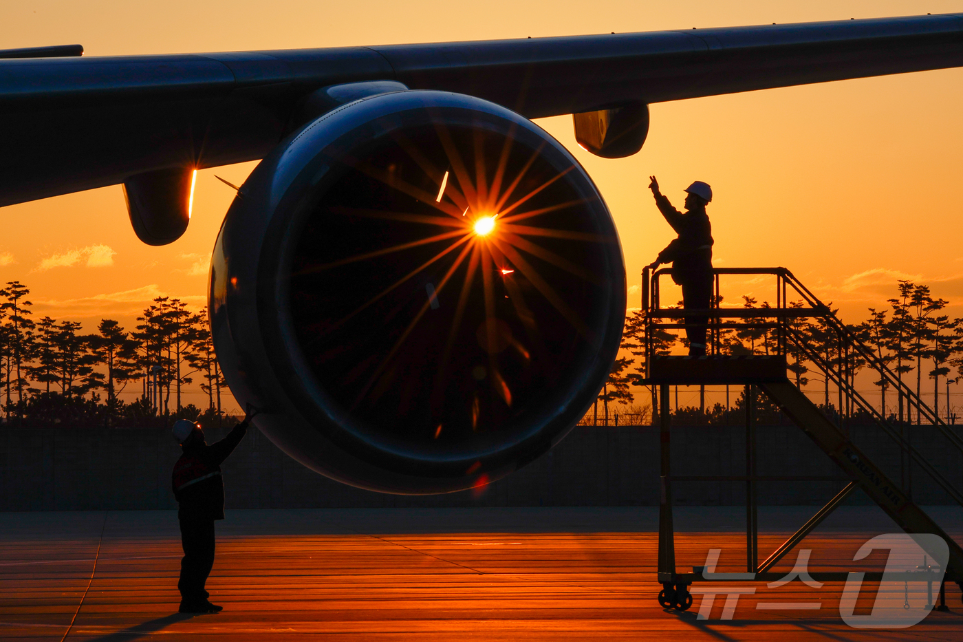 (인천=뉴스1) 안은나 기자 = 인천 중구 인천국제공항 아시아나항공 제2격납고에서 이준희(왼쪽), 김영균 항공기 정비사가 아시아나 여객기 엔진을 점검하고 있다.올해부터 12월 29 …