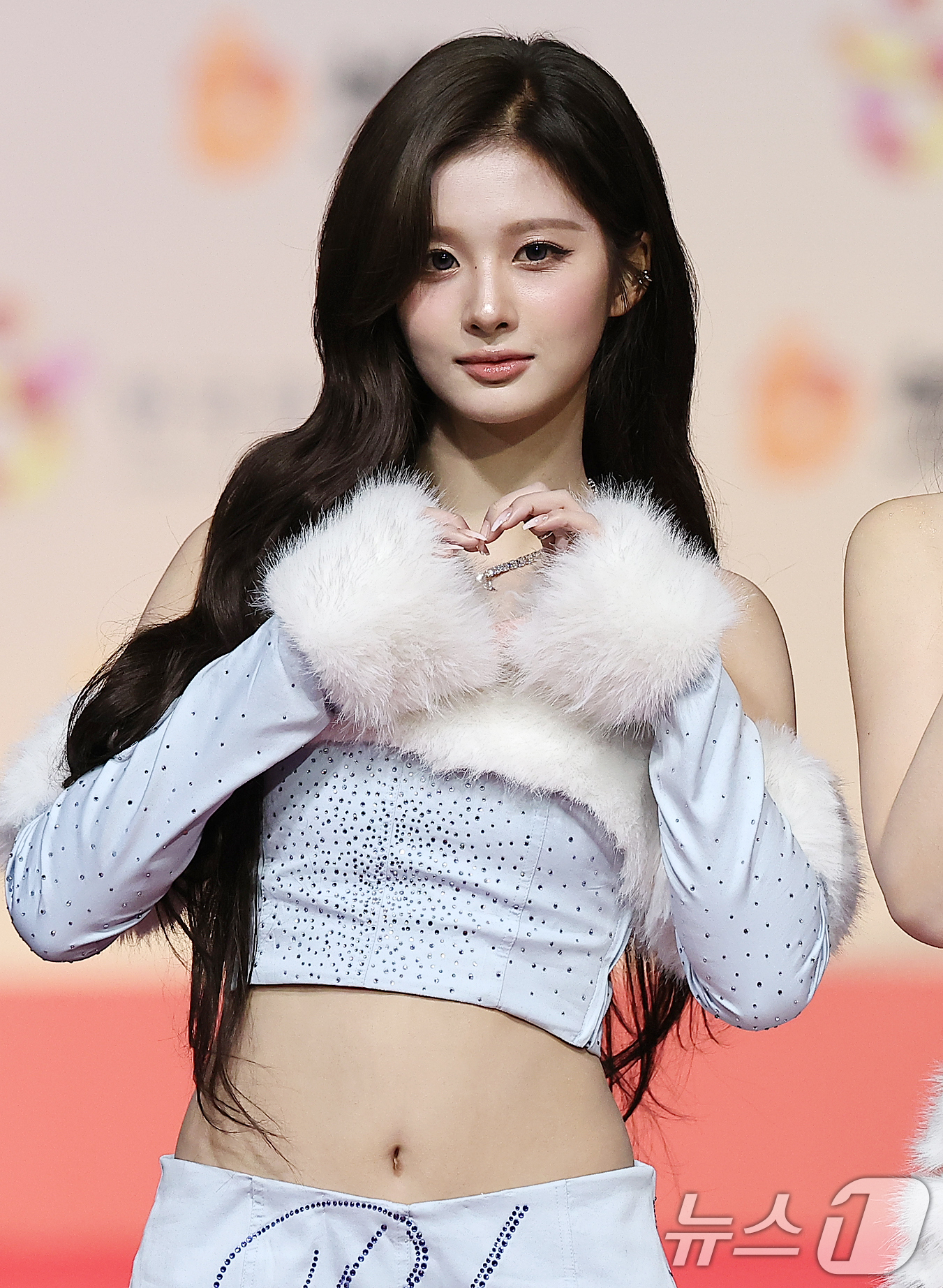 (인천=뉴스1) 김진환 기자 = 걸그룹 엔믹스의 설윤이 25일 인천 영종도 인스파이어에서 열린 ‘2025 SBS 가요대전' 레드카펫 행사에 참석해 포즈를 취하고 있다. 2025.1 …