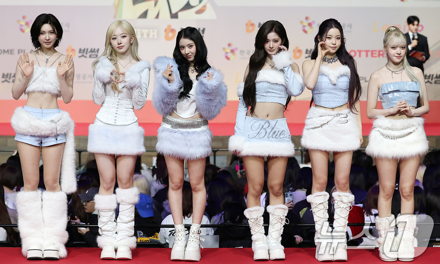 (인천=뉴스1) 김진환 기자 = 걸그룹 엔믹스가 25일 인천 영종도 인스파이어에서 열린 ‘2025 SBS 가요대전' 레드카펫 행사에 참석해 포즈를 취하고 있다. 2025.12.25 …