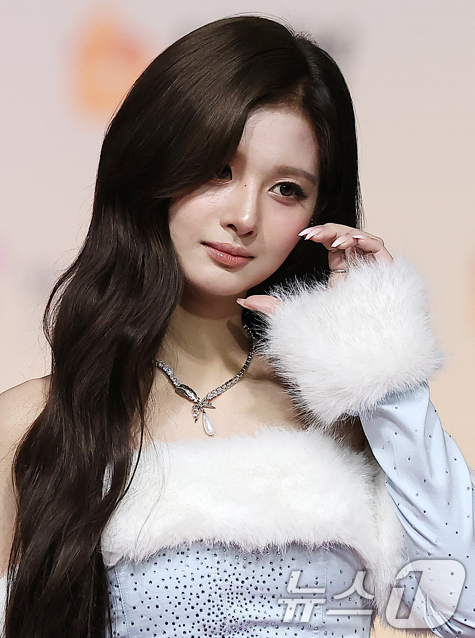 (인천=뉴스1) 김진환 기자 = 걸그룹 엔믹스의 설윤이 25일 인천 영종도 인스파이어에서 열린 ‘2025 SBS 가요대전' 레드카펫 행사에 참석해 포즈를 취하고 있다. 2025.1 …