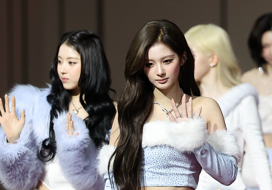 엔믹스 설윤, 팬들 향해 예쁜 손인사