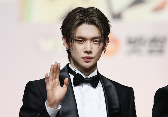 투모로우바이투게더 연준, 멋진 손인사