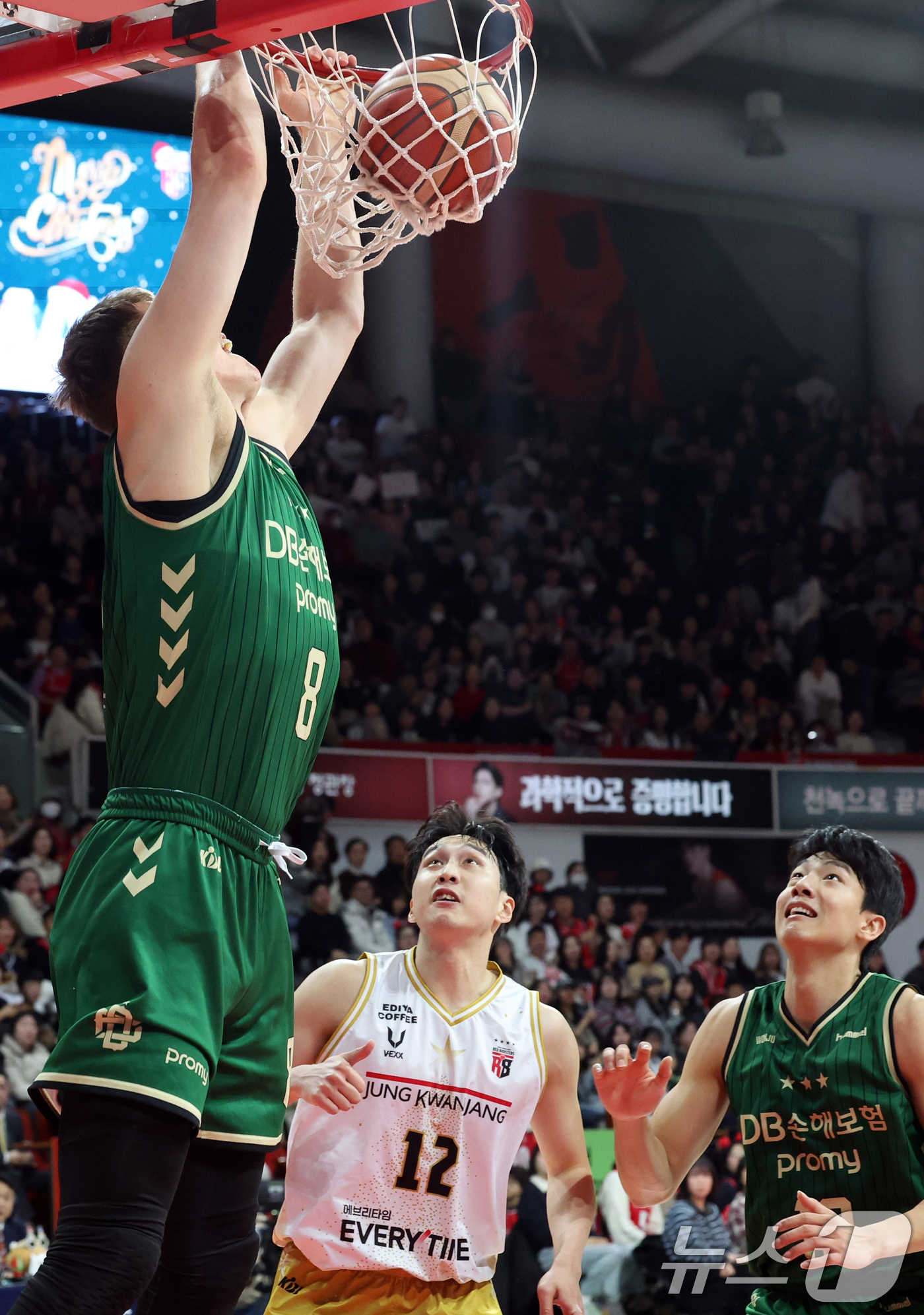 (안양=뉴스1) 김명섭 기자 = 25일 오후 경기도 안양시 정관장아레나에서 열린 2025-2026 LG전자 프로농구 정규리그 안양 정관장과 원주 DB의 경기에서 원주 DB 헨리 엘 …