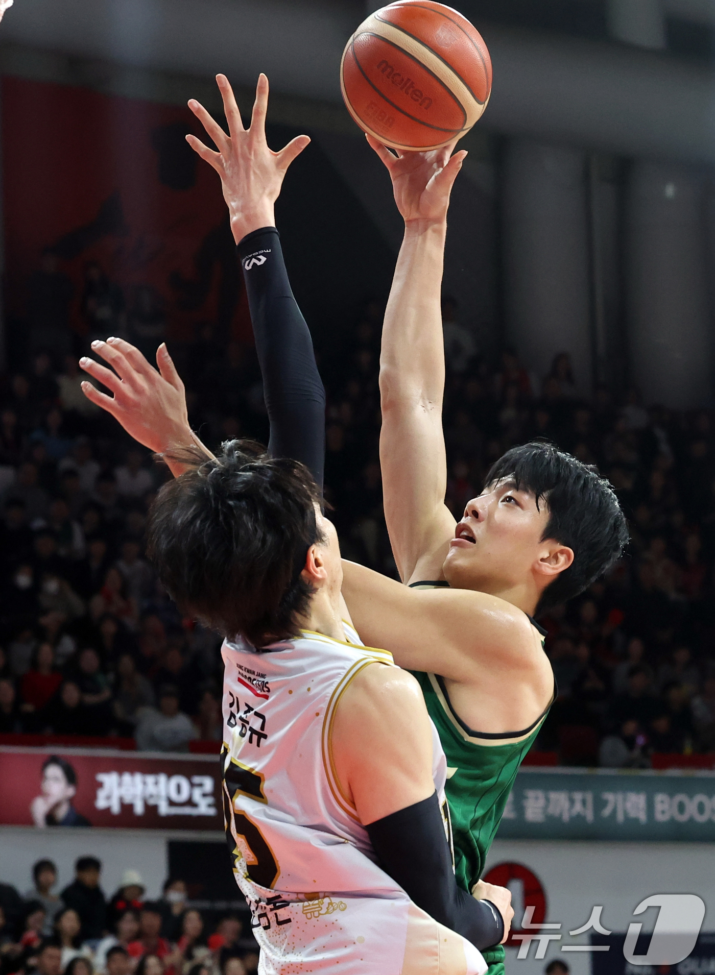 (안양=뉴스1) 김명섭 기자 = 25일 오후 경기도 안양시 정관장아레나에서 열린 2025-2026 LG전자 프로농구 정규리그 안양 정관장과 원주 DB의 경기에서 원주 DB 김보배가 …