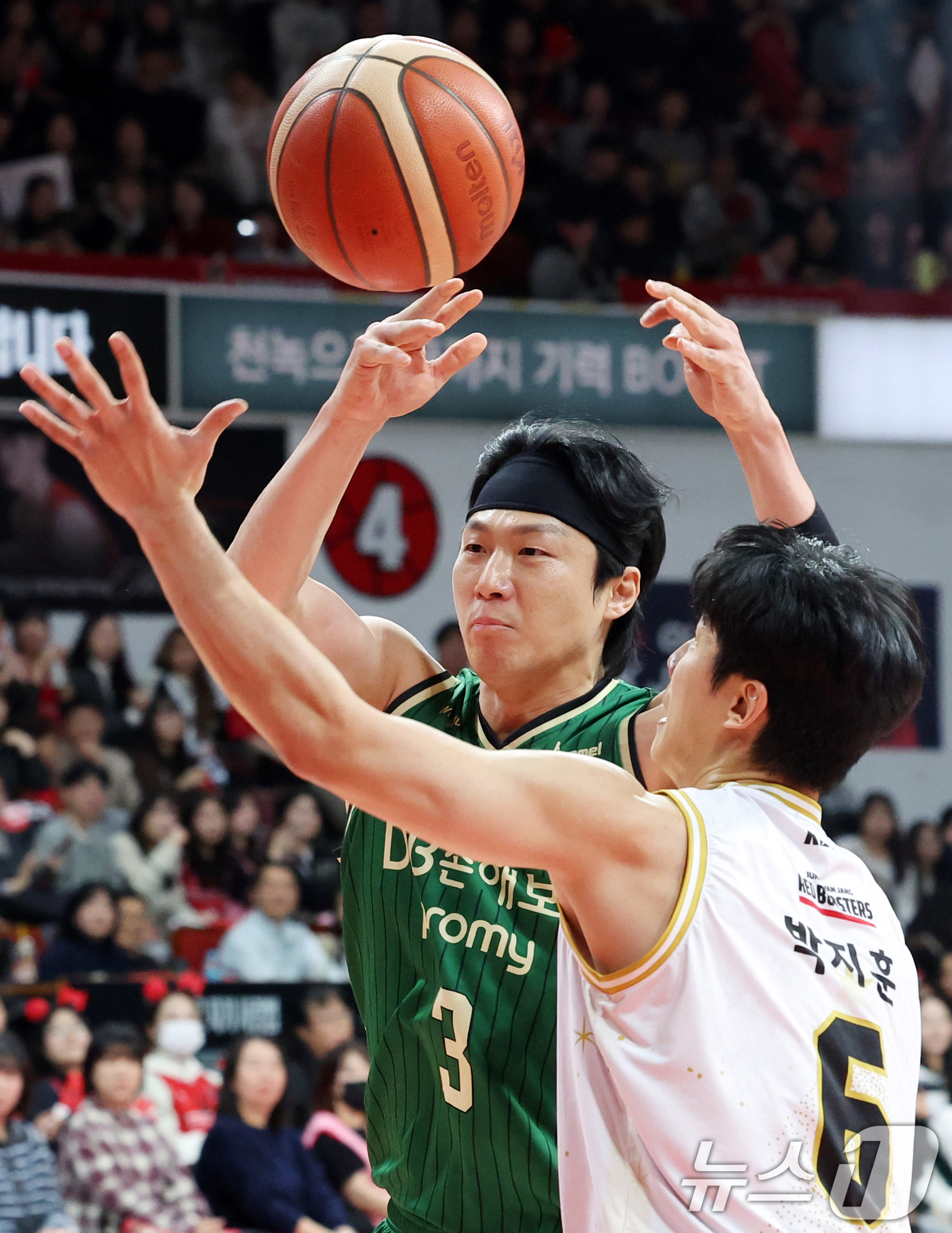 (안양=뉴스1) 김명섭 기자 = 25일 오후 경기도 안양시 정관장아레나에서 열린 2025-2026 LG전자 프로농구 정규리그 안양 정관장과 원주 DB의 경기에서 원주 DB 이정현이 …