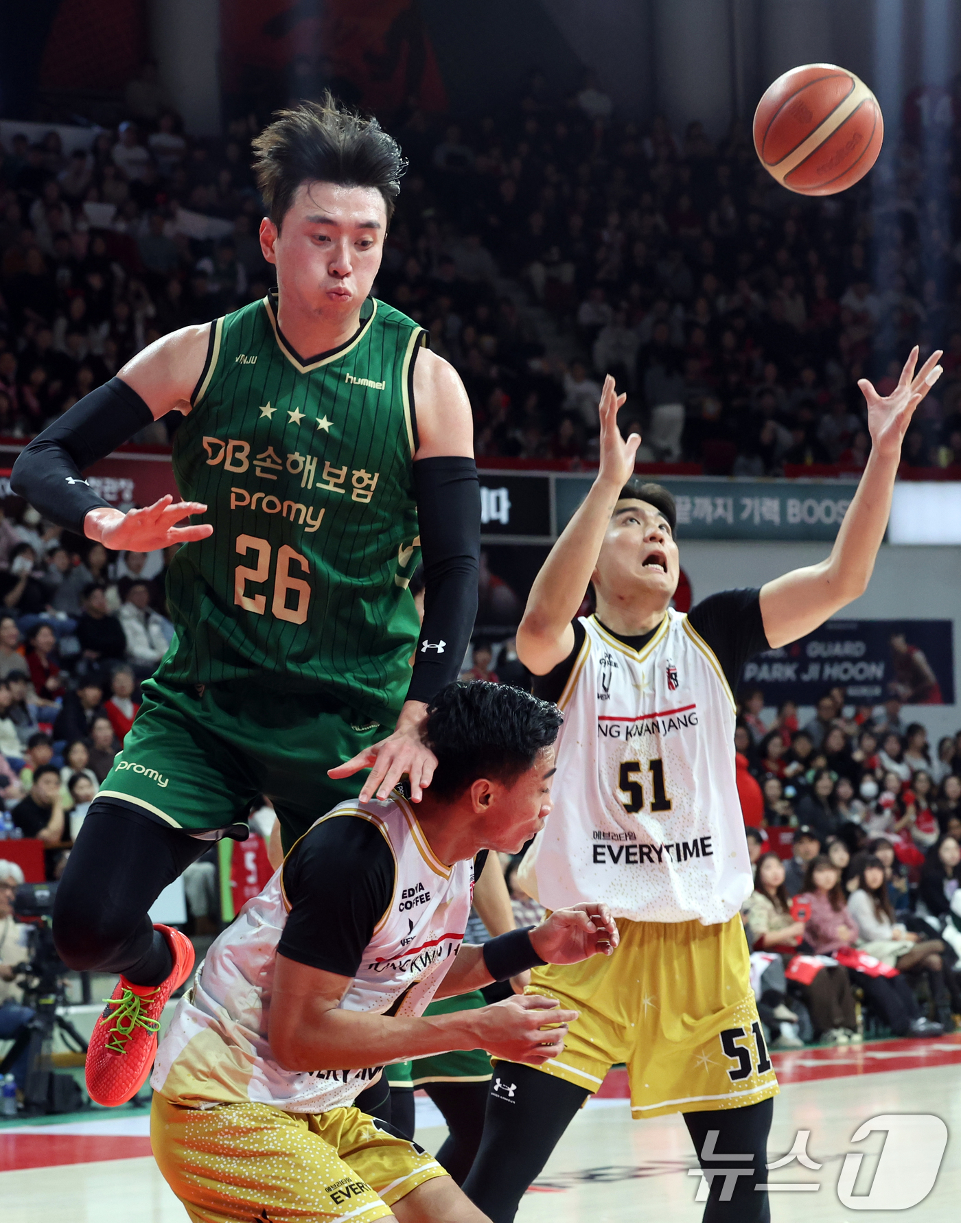 (안양=뉴스1) 김명섭 기자 = 25일 오후 경기도 안양시 정관장아레나에서 열린 2025-2026 LG전자 프로농구 정규리그 안양 정관장과 원주 DB의 경기에서 원주 DB 강상재가 …