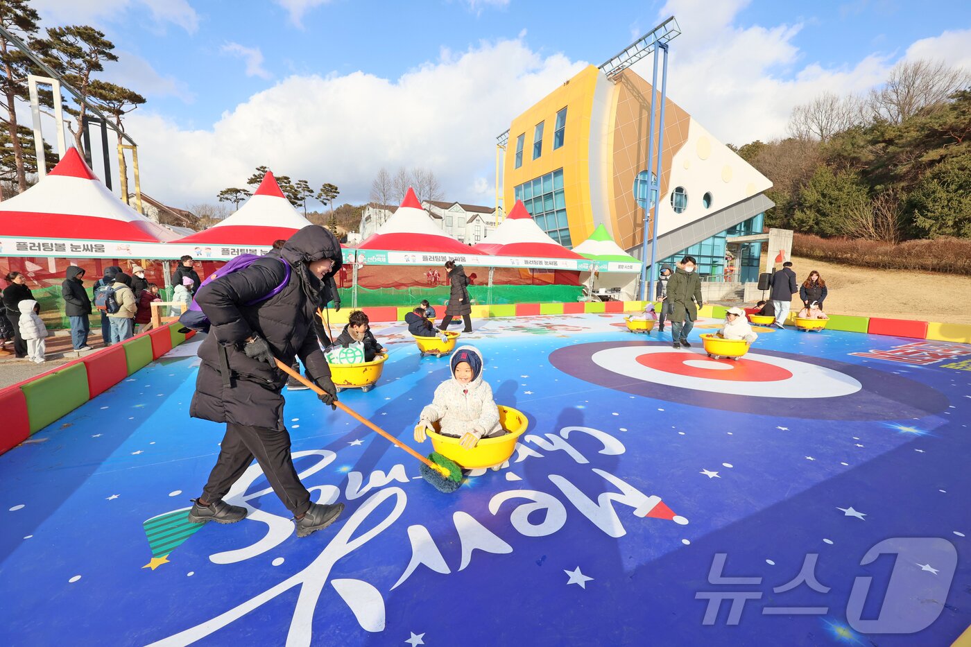 본문 이미지 - 크리스마스인 25일 전북 임실군 치즈테마파크에서 열린 임실산타축제를 찾은 방문객들이 즐거운 시간을 보내고 있다. 이번 축제는 25일부터 28일까지 임실치즈테마파크에서 열린다. (임실군청 제공. 재판매 및 DB 금지) ⓒ News1 유경석 기자