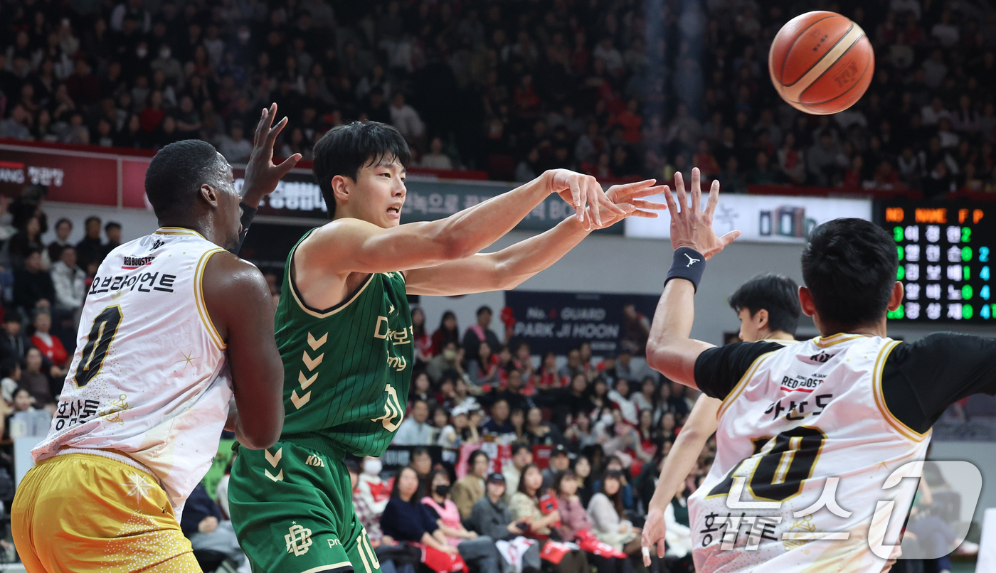 (안양=뉴스1) 김명섭 기자 = 25일 오후 경기도 안양시 정관장아레나에서 열린 2025-2026 LG전자 프로농구 정규리그 안양 정관장과 원주 DB의 경기에서 원주 DB 김보배가 …