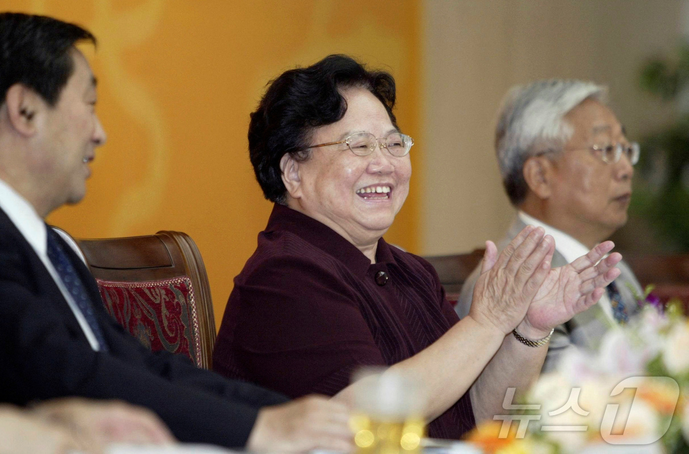 (베이징 로이터=뉴스1) 강민경 기자 = 중국의 한자녀 정책 설계자 펑페이윈 전 중국 국가계획생육위원회 주임이 2005년 6월 베이징에서 열린 제2회 아시아여성포럼에 참석해 박수를 …