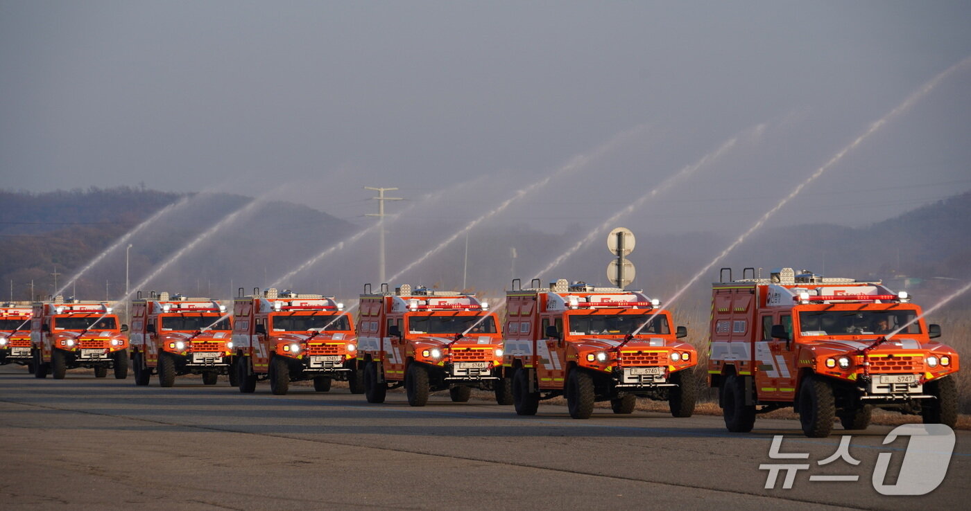 본문 이미지 - 국산 군용차를 기반으로 제작한 다목적산불진화차량 64대 출고 기념식에서 시연 운행을 하고 있다. (산림청 제공.재판매 및 DB 금지)/뉴스1 