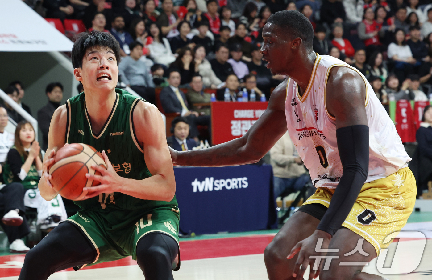 (안양=뉴스1) 김명섭 기자 = 25일 오후 경기도 안양시 정관장아레나에서 열린 2025-2026 LG전자 프로농구 정규리그 안양 정관장과 원주 DB의 경기에서 원주 DB 김보배가 …