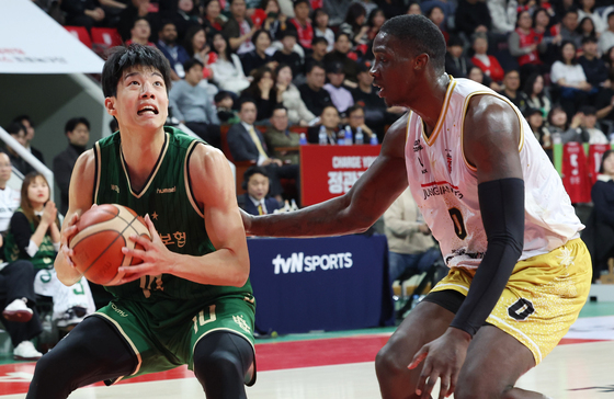 골밑돌파하는 김보배